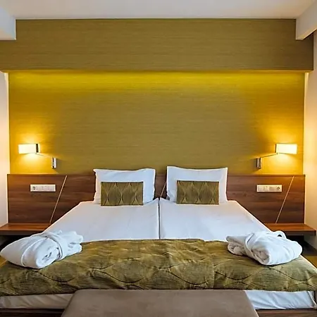 Imola Platan - Adults Only 4* אגר